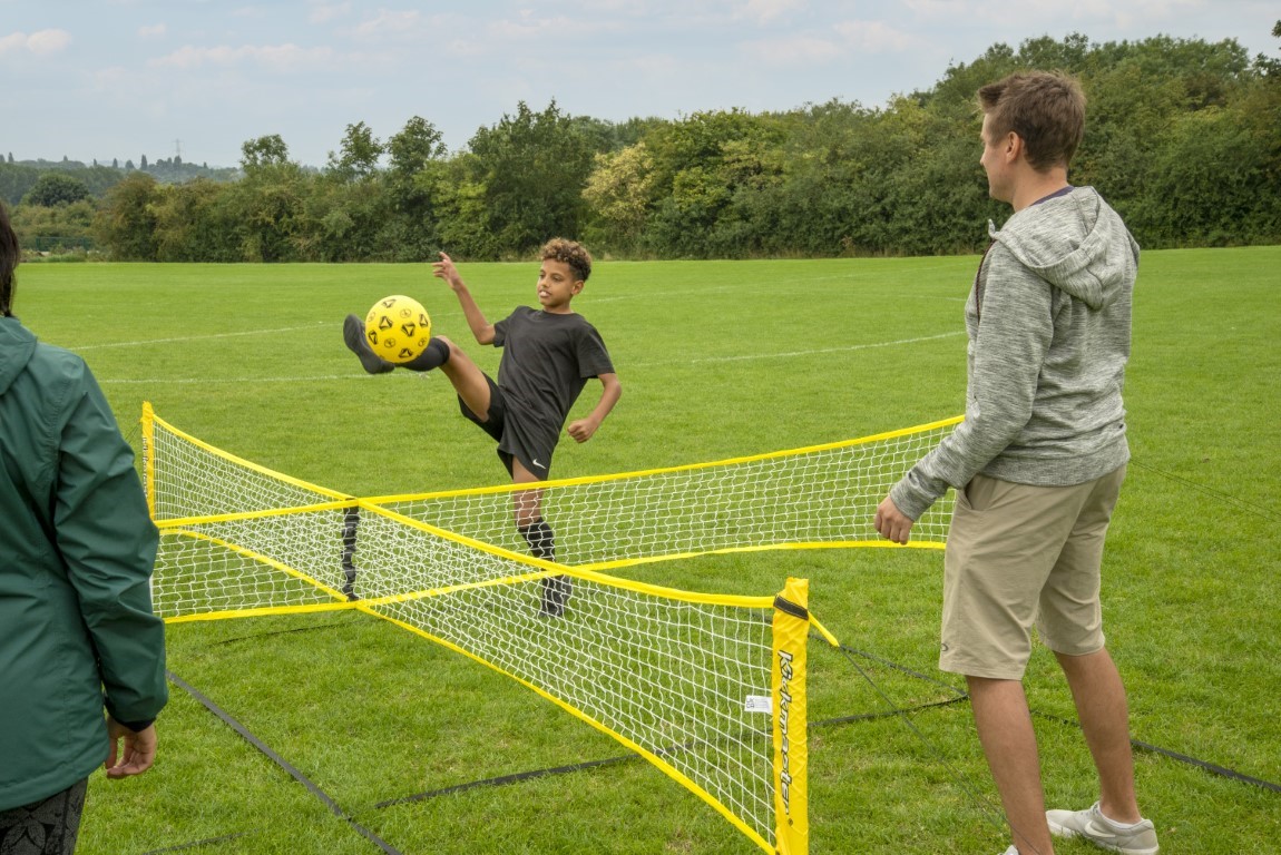 Distribuere generelt afdeling Kickmaster Fodboldtennis sæt, op til 4 spillere Kr. 499