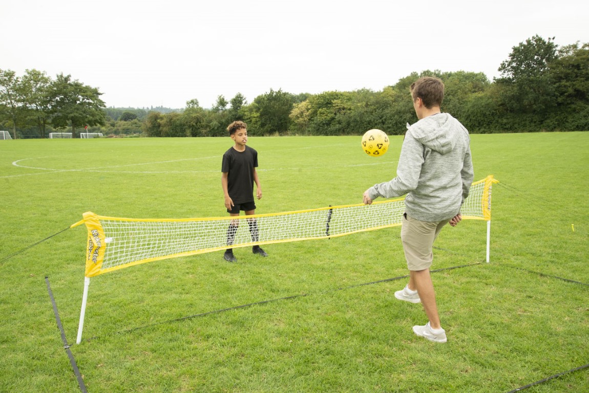 Distribuere generelt afdeling Kickmaster Fodboldtennis sæt, op til 4 spillere Kr. 499