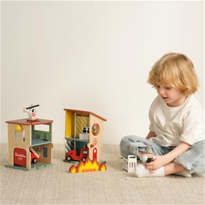 Classic World Trælegetøjs Brandstation med tilbehør-3